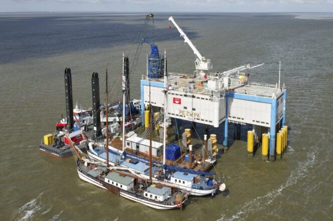 Luchtfoto Zuidwal Hollandia en Vlieg Holl - Rivierschepen van Slaapschepen