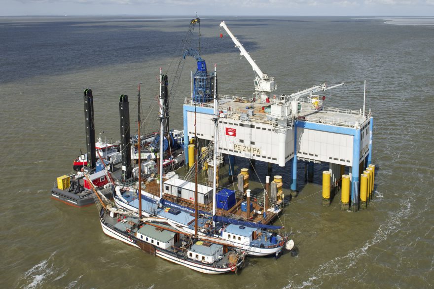 Luchtfoto Zuidwal Hollandia en Vlieg Holl - Rivierschepen van Slaapschepen