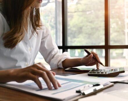 Vrouw die financiele administratie uitvoert
